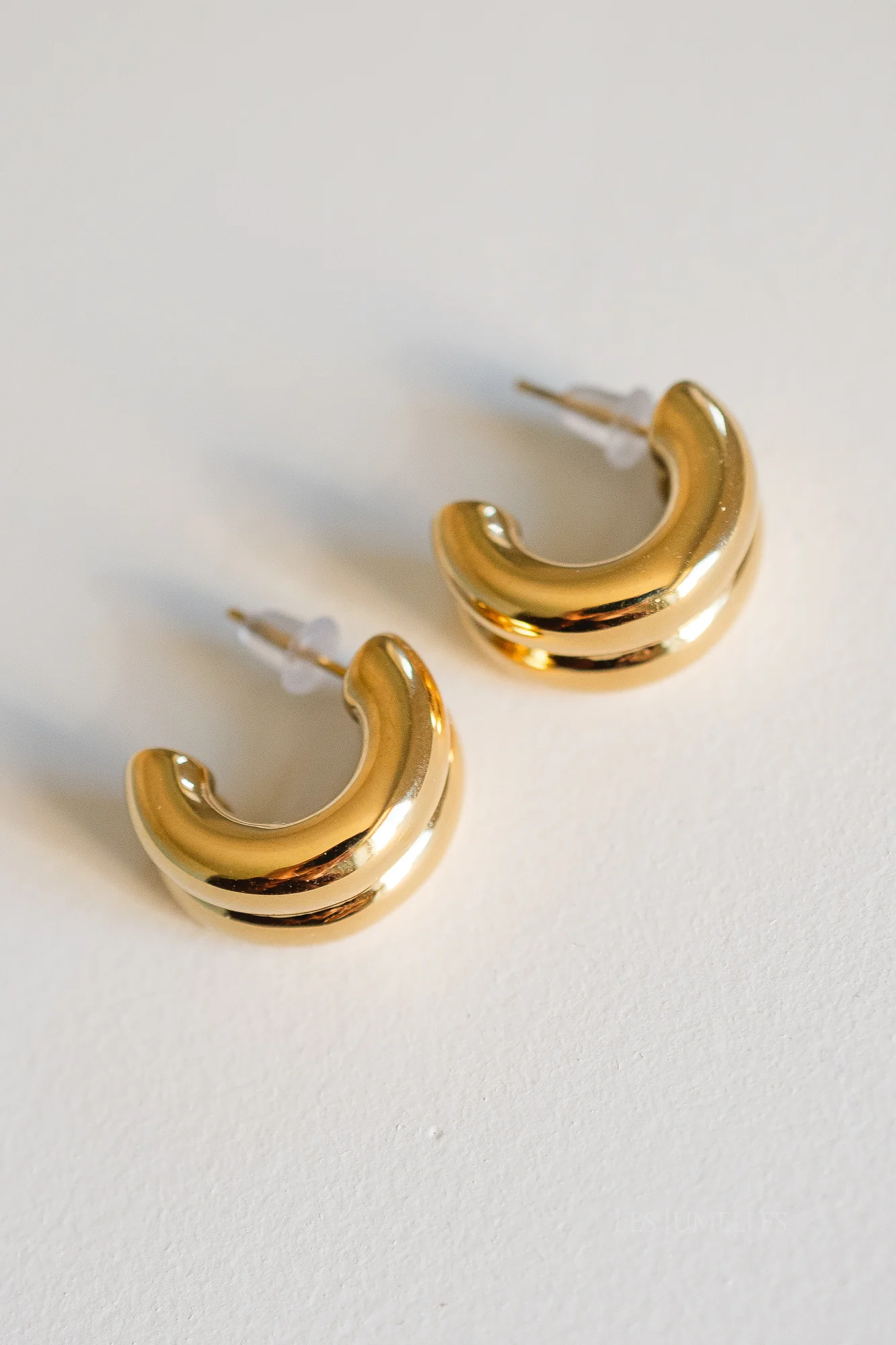 Double huggie earrings gold - Image 6