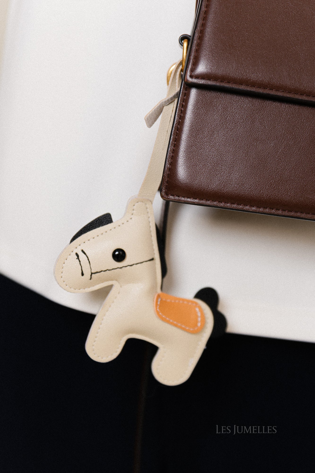 Horse keychain ecru/black