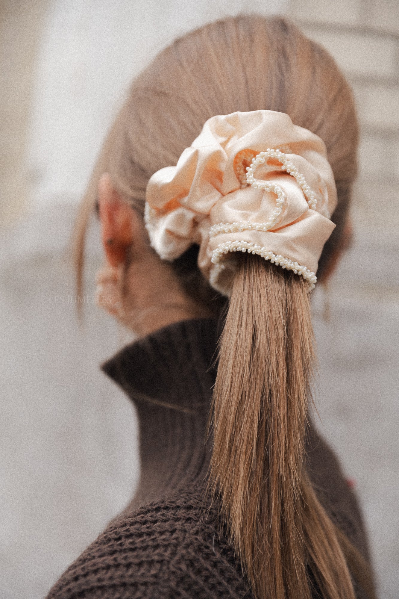 Luster bead scrunchie macademia off-white - Image 2