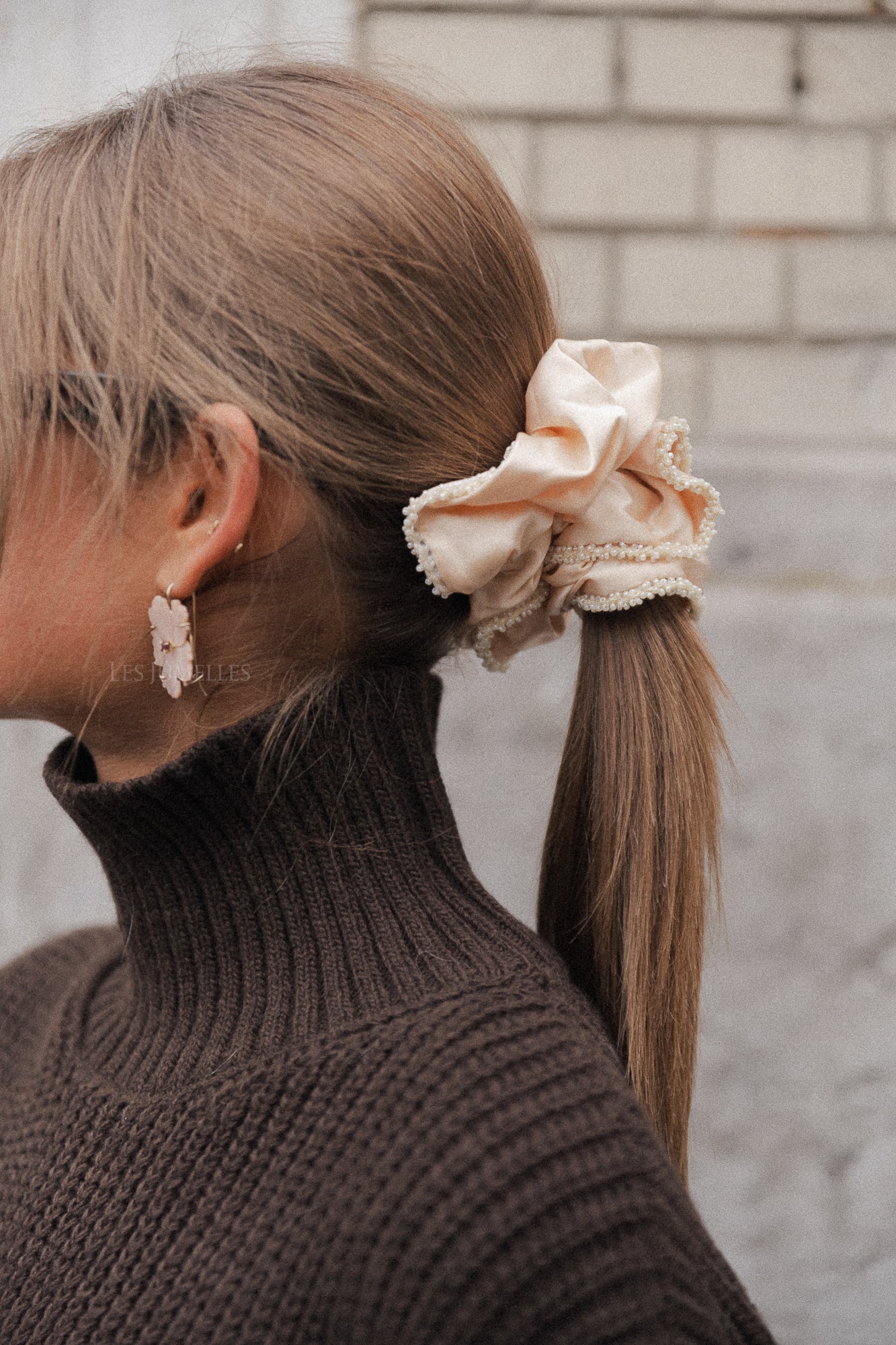 Luster bead scrunchie macademia off-white - Image 3