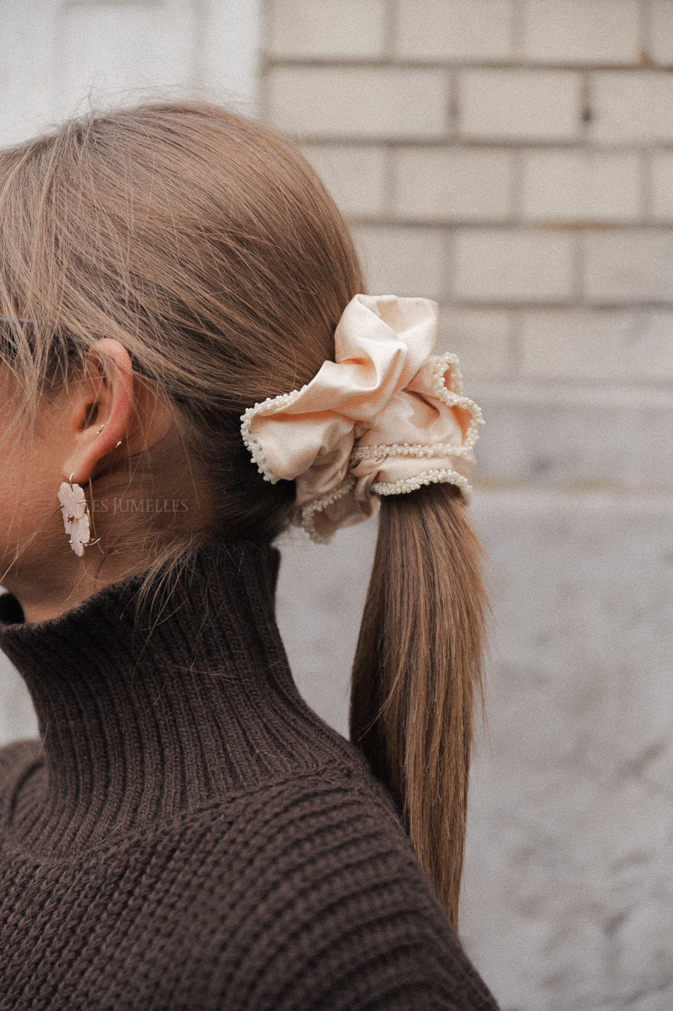 Luster bead scrunchie macademia off-white - Image 4