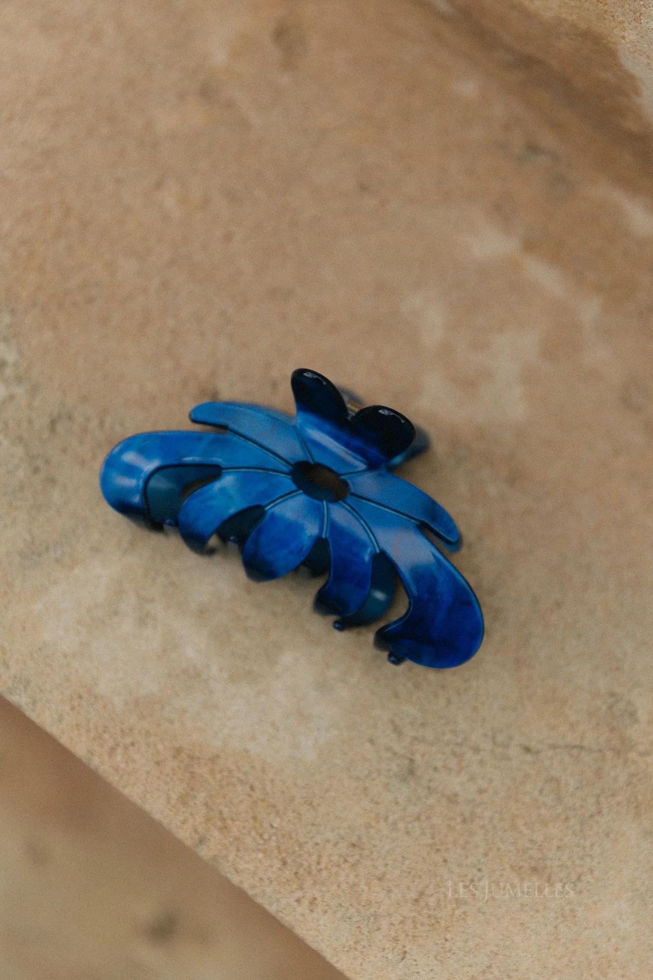 Marbie magnolia hair claw dazzling blue