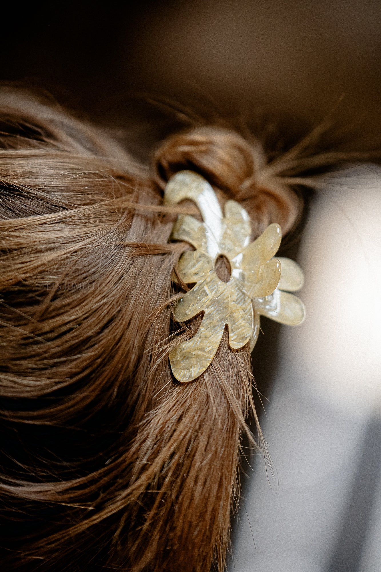Marbie magnolia hair claw marzipan - Image 2