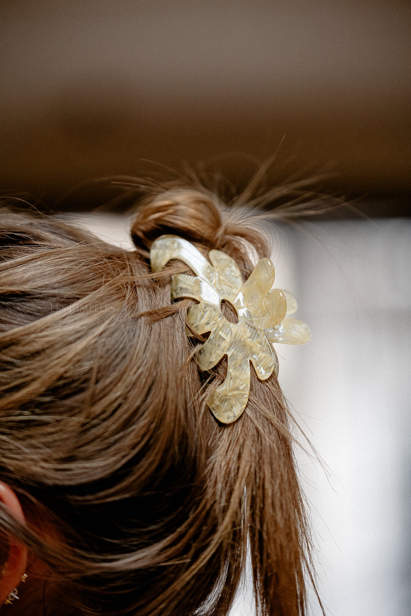 Marbie magnolia hair claw marzipan - Image 3