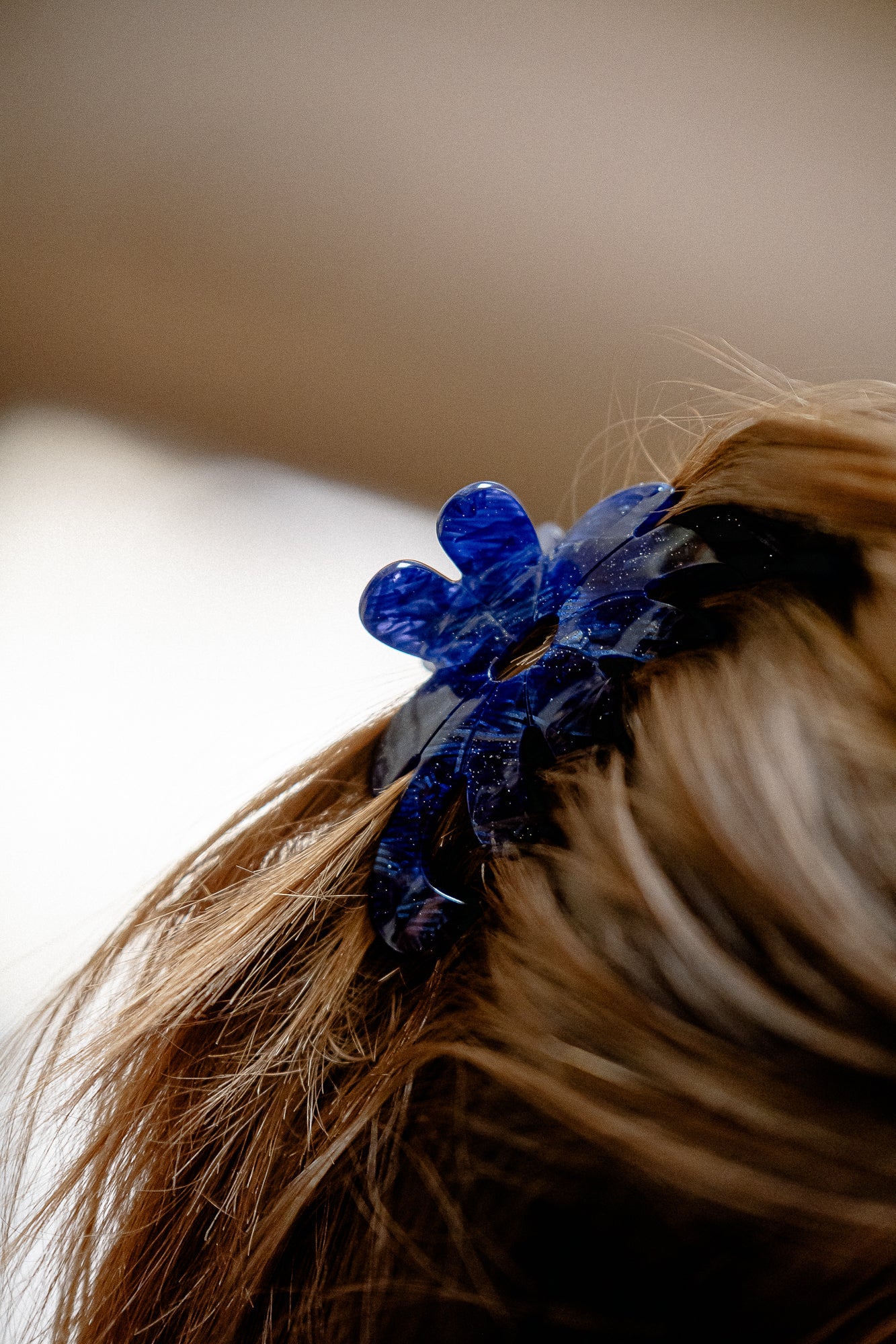 Marbie magnolia hair claw navy blazer - Image 4