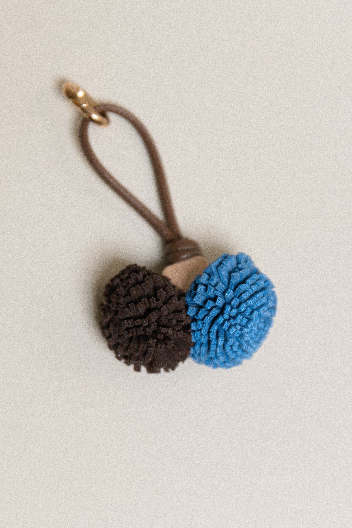 Pompon keychain brown/blue