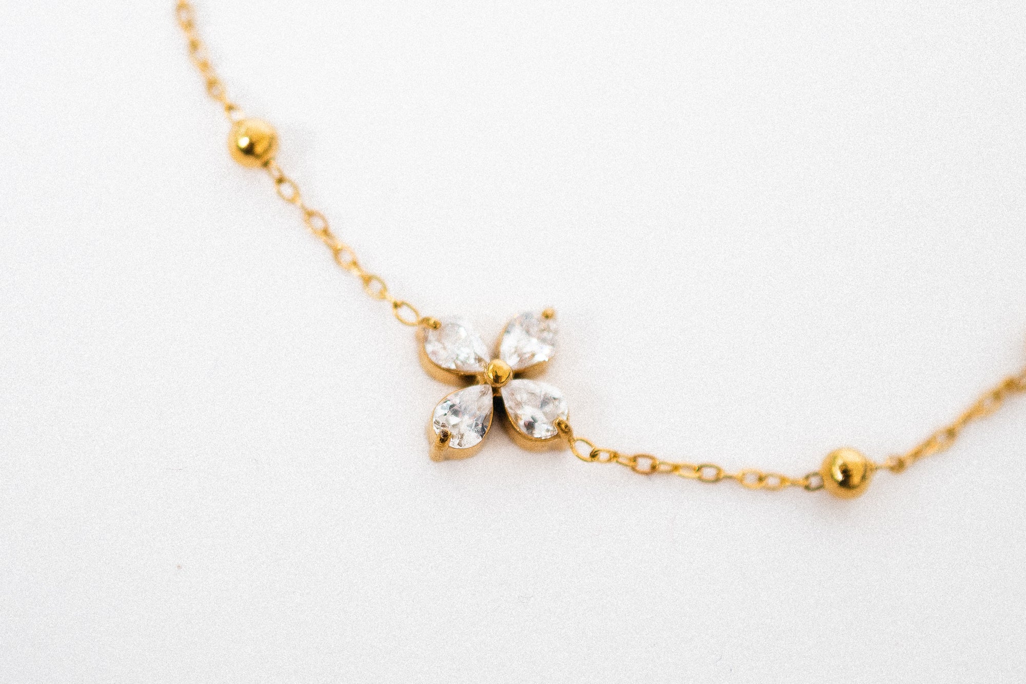 Stainless steel flower bracelet gold - Image 4