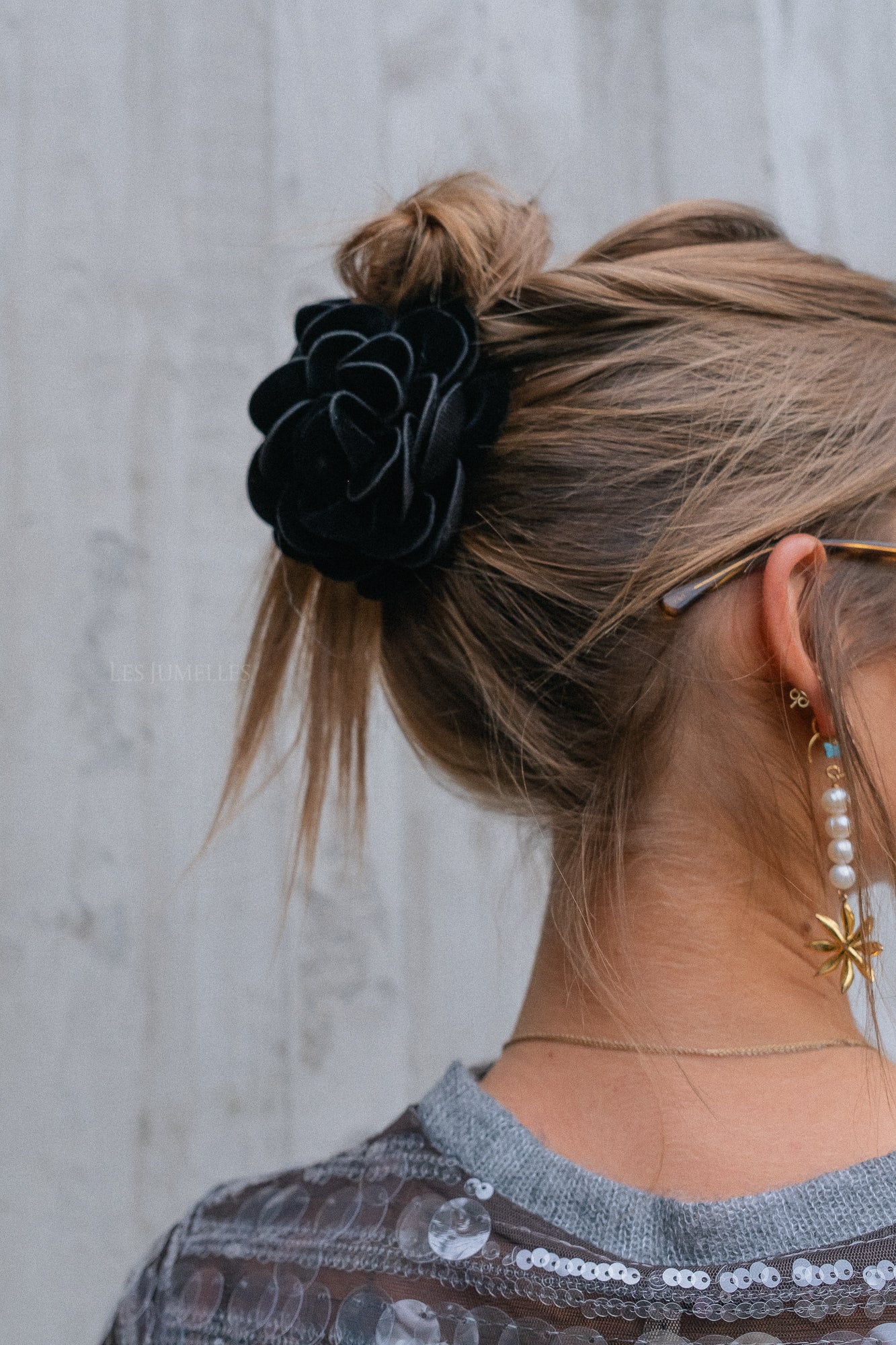 Velvet peromia hair claw black